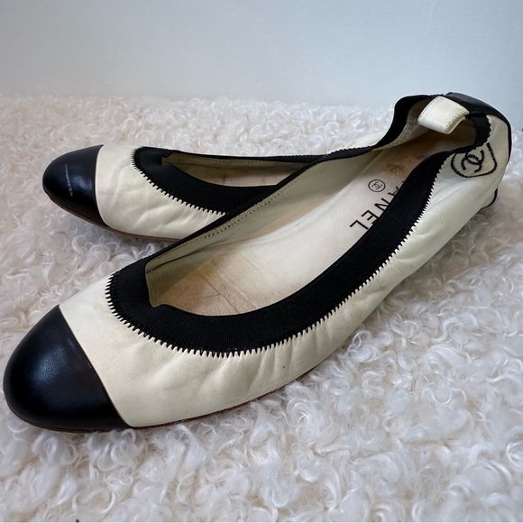 CHANEL White and Black Toe Cap and Heel Logo Ballet Flats 39 - Picture 8 of 11